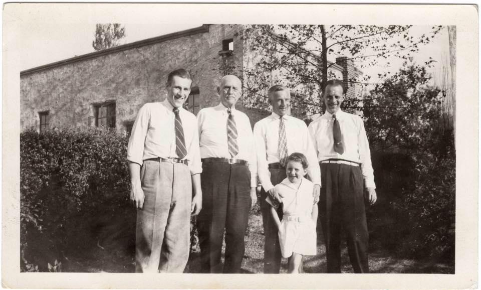 1902 black and white Photo of The Reisen family standing together